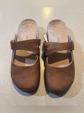 Vionic Twain strap clog mule